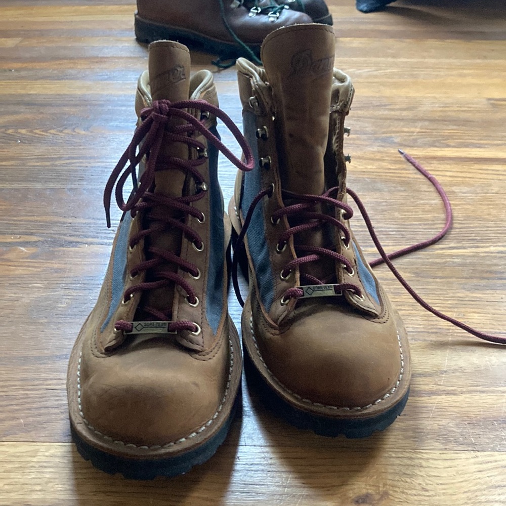 Men’s Danner Ridge boot in Tan/Gray color. Great lightweight. True to size.